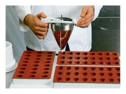 Moule à Pâte De Fruit - Forme Fraise - Martellato -Magasin De Cuisine À Domicile moule pate de fruit forme fraise 3 main 650