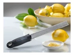 Zesteur Râpe Classic Microplane - Noir - Microplane -Magasin De Cuisine À Domicile zesteur rape classic microplane 3 main 650