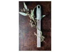 Zesteur Râpe Classic Microplane - Vert Eucalyptus - Microplane -Magasin De Cuisine À Domicile zesteur rape classic microplane eucalyptus 3 main 650