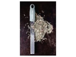Zesteur Râpe Classic Microplane - Vert Sauge - Microplane -Magasin De Cuisine À Domicile zesteur rape classic microplane sauge 3 main 650